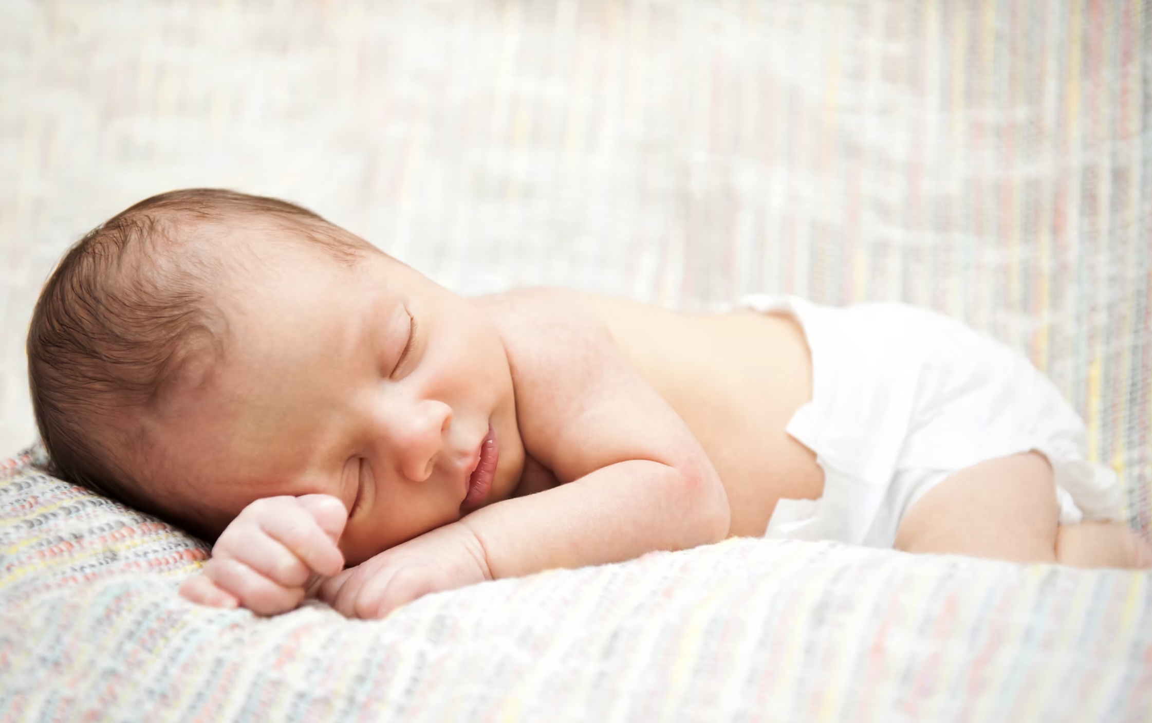 Nouveau-né paisible après un accouchement accompagné par le Dr Hilmi à la maternité Kantys