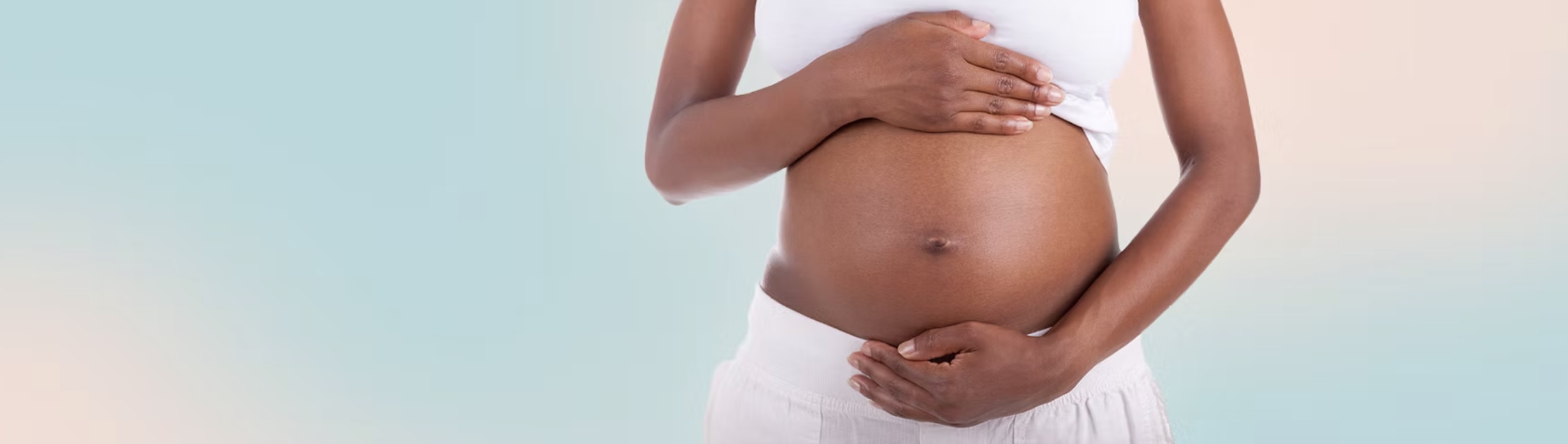 Femme enceinte épanouie lors de son suivi de grossesse personnalisé à Nice